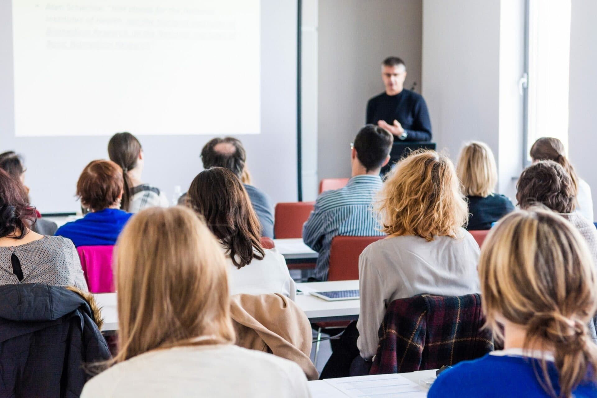Cursisten tijdens een klassikale les bij Beroepsvervoer Academie